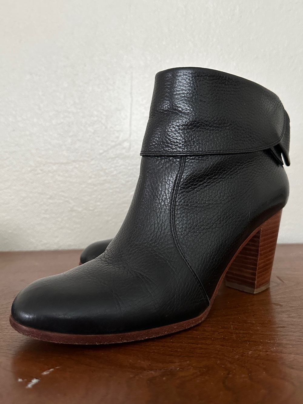 Kate Spade New York Black Pebbled Leather Fold Collar Booties Sz 9.5M